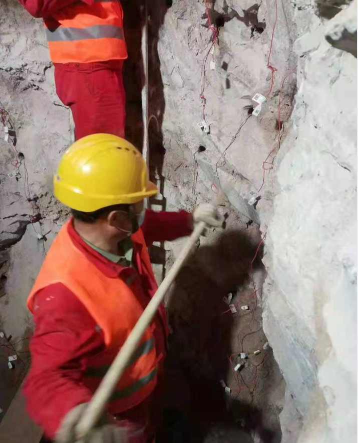 青島地鐵四號線(xiàn)江泰區間聯(lián)絡(luò )通道爆破工程